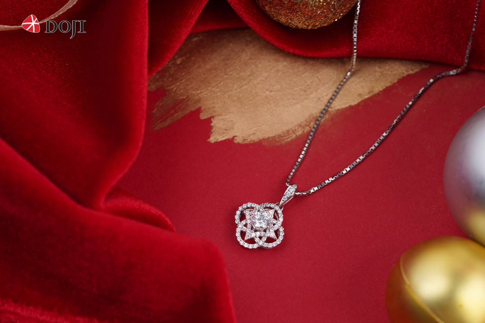 Chút điệu đà trên vòng cổ đồng điệu với gu thời trang nữ tính của cô nàng như thỏi nam châm hút mắt người đối diện. Đừng lo váy áo “bánh bèo” khó thể hòa với không khí tiệc tùng, vẻ đẹp rực rỡ của viên đá Swarovski là sợi dây kết nối và biến bạn trở thành party girl chính hiệu.