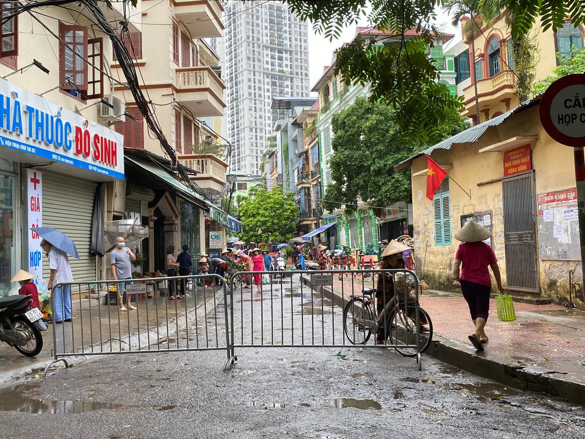 Khu vực bán hàng trên vỉa hè hai bên ngõ đã được di chuyển, dựng rào chắn. 