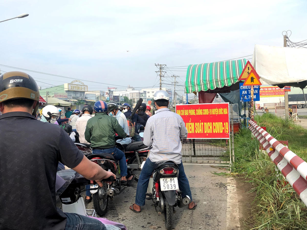 Chốt kiểm soát tỉnh Long An ùn tắc.