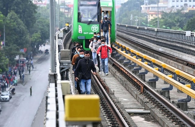 Metro Hà Nội tiến hành diễn tập phương án cứu hộ khi xảy ra sự cố trên hệ thống đường sắt Cát Linh - Hà Đông. Nguồn: Dân trí.