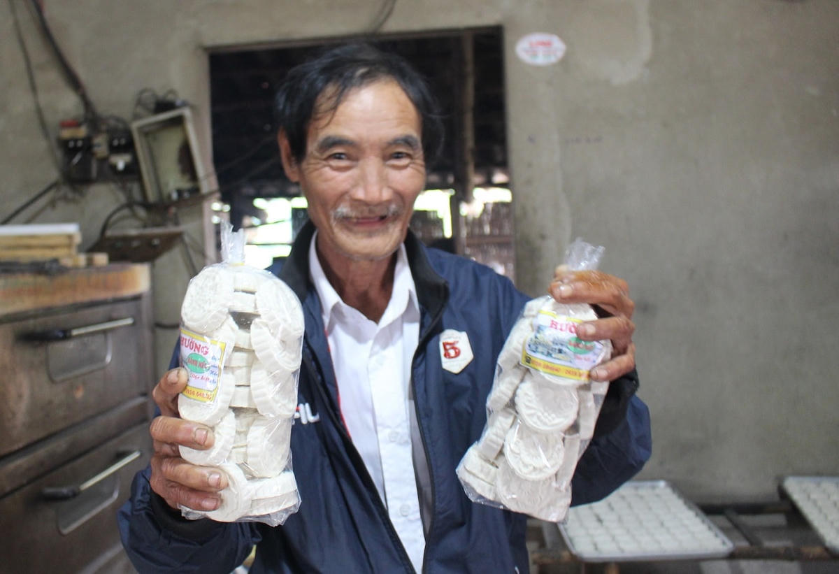 Ông Cầm khoe các sản phẩm bánh in của cơ sở mình.