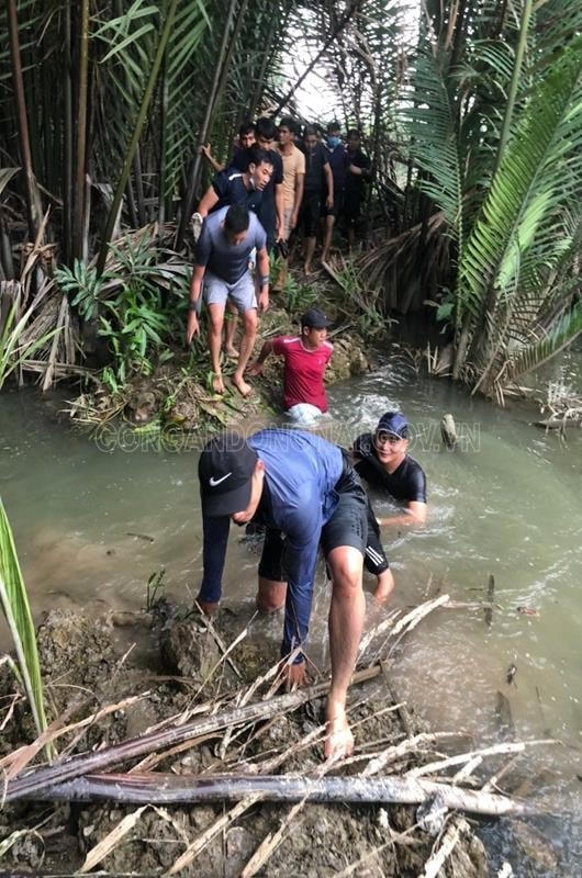 Để đến được tụ điểm đánh bạc phải đi qua nhiều đoạn đường hiểm trở. Ảnh: Công an Đồng Nai
