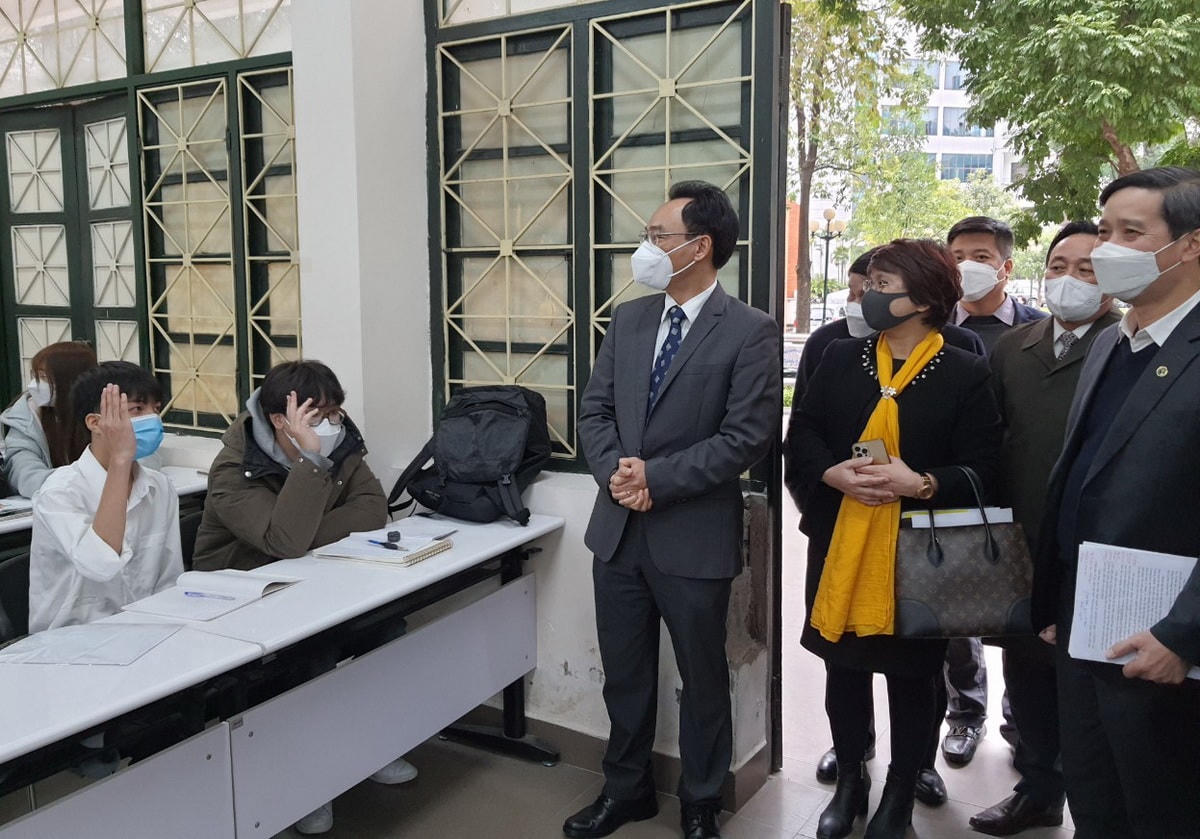 Thứ trưởng Bộ Giáo dục và Đào tạo Hoàng Minh Sơn kiểm tra tình hình dạy học trực tiếp tại ĐH Giao thông Vận tải sau kỳ nghỉ Tết.