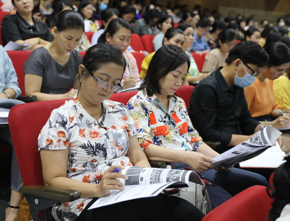 : Đông đảo lãnh đạo các phòng giáo dục, thầy cô tham dự buổi tập huấn