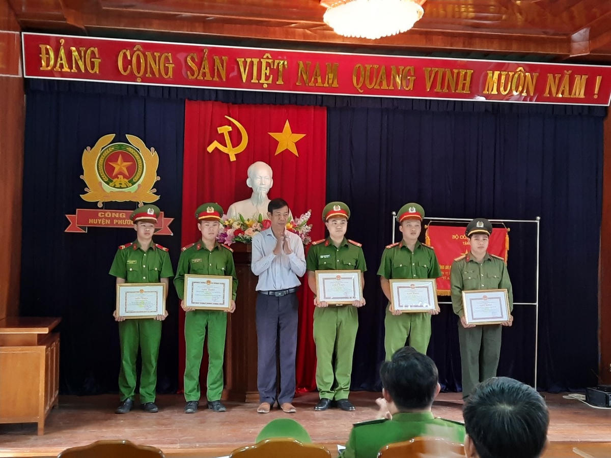 Lãnh đạo huyện Phước Sơn khen thưởng cho Công an.
