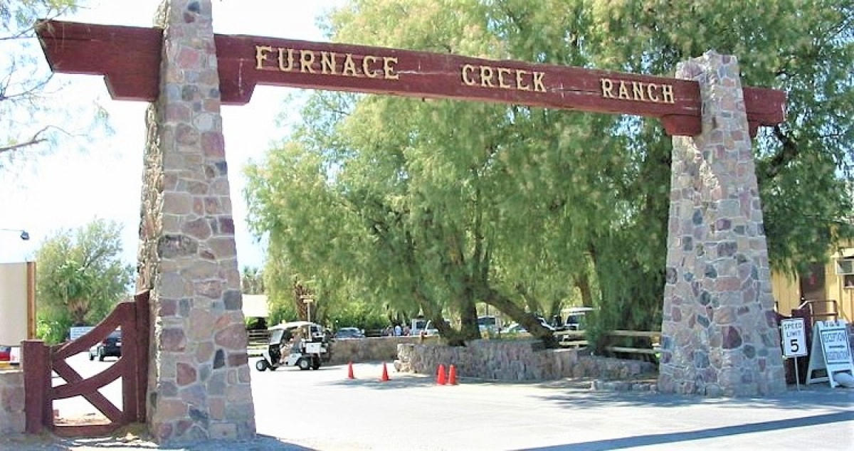 Nhiệt độ nóng nhất: Theo điều tra dân số năm 2010, Furnace Creek, thuộc Thung lũng Chết (California) là nơi sinh sống của 24 người và trước đây, đây là trung tâm hoạt động khai thác tại Thung lũng Chết của Công ty Borax Bờ biển Thái Bình Dương. Hiện nó là một địa điểm du lịch với các khu cắm trại và sân golf, từng tổ chức một giải đấu mùa hè mang tên “Heatstroke Open” vào năm 2011, khi nhiệt độ lên tới 52 °C.
