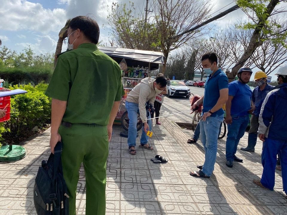 Lực lượng chức năng đang khám nghiệm hiện trường.