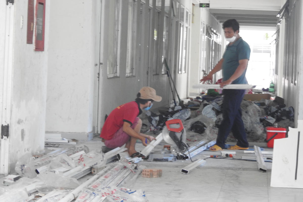 Nhân lực của các nhà thầu đang gấp rút thi công. Ảnh Bình Nguyên