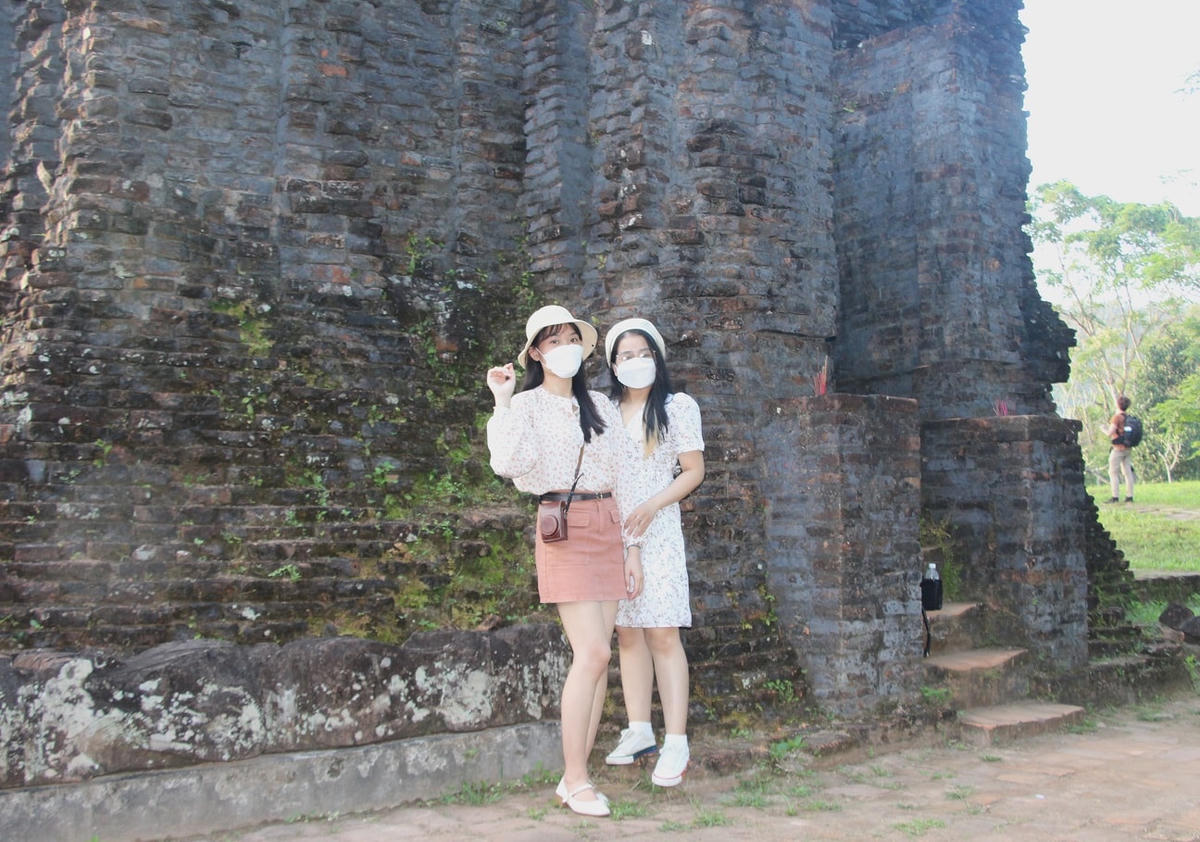Du khách chụp ảnh lưu niệm tại Khu đền tháp Mỹ Sơn.
