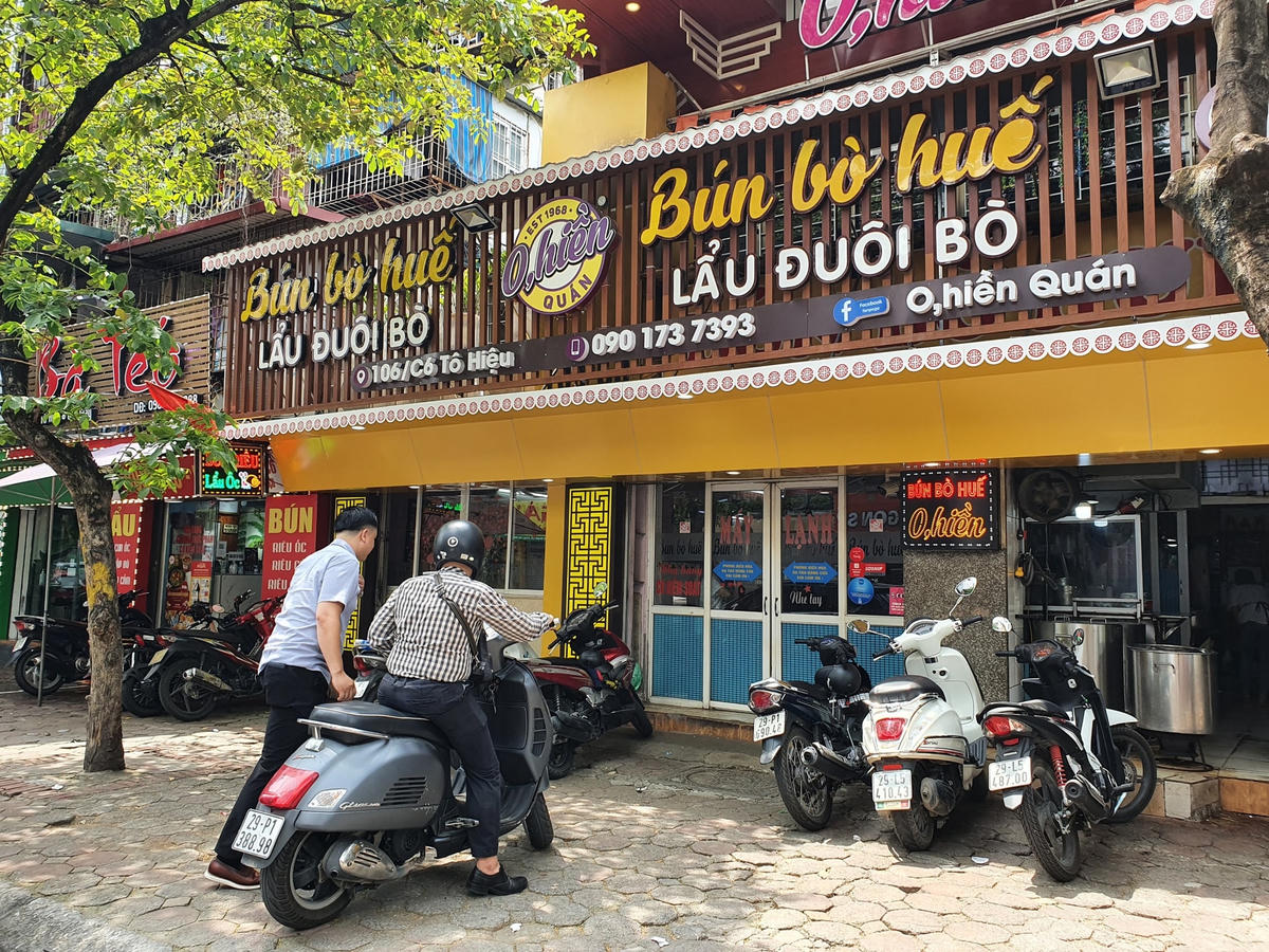 Các quán ăn trên phố Tô Hiệu cũng đồng loạt mở cửa trở lại phục vụ nhu cầu của người dân.