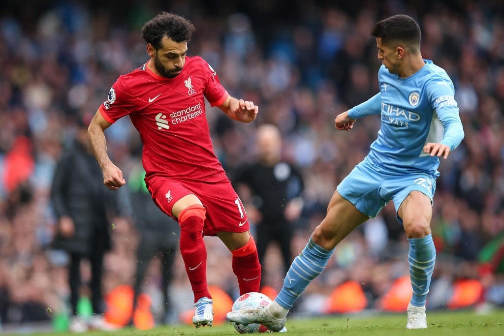 Liverpool (áo đỏ) cầm hòa Man City (áo xanh) tại Etihad.