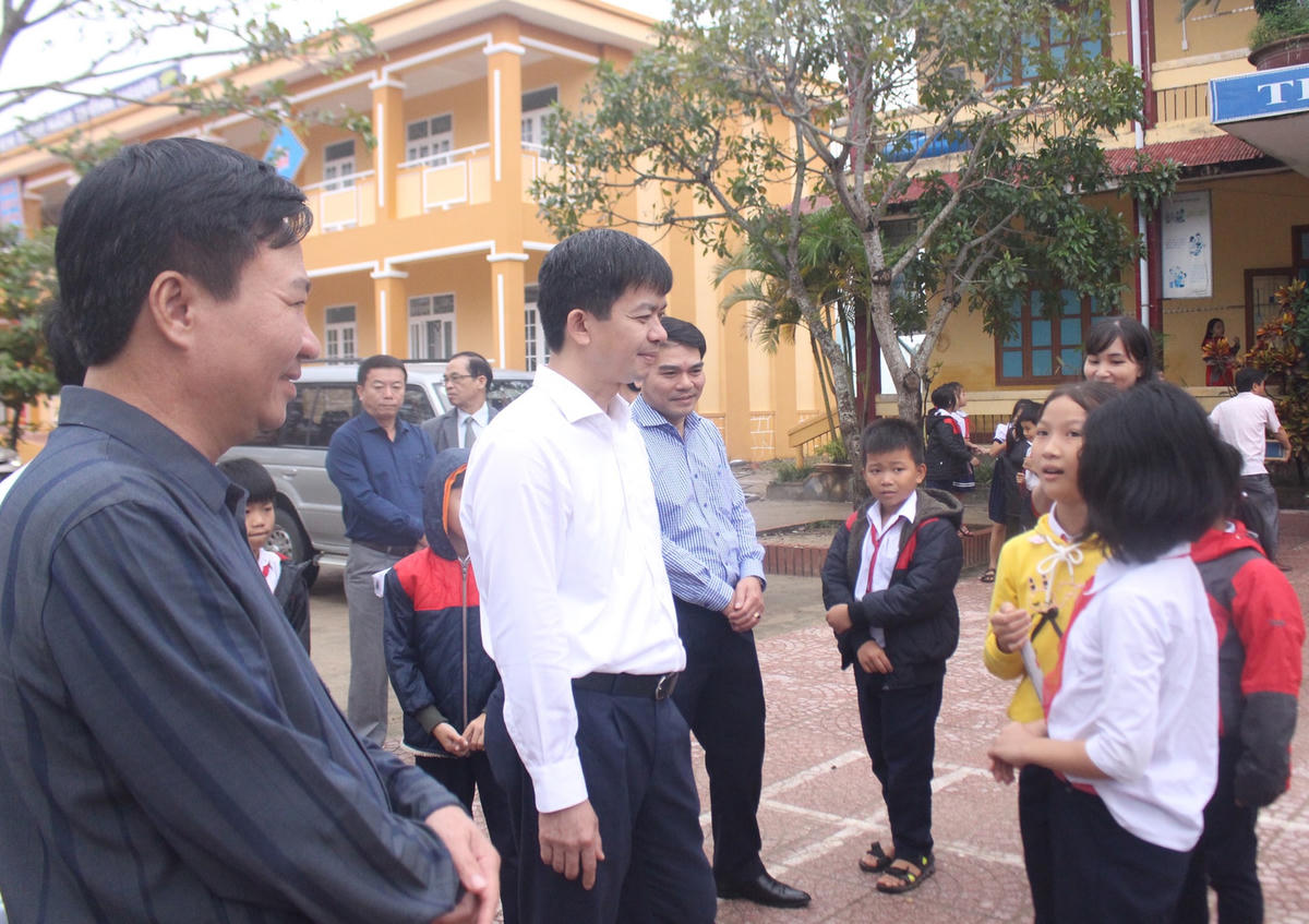Ông Lê Quang Tùng trò chuyện với học sinh trường Tiểu học và THCS Hải Dương.