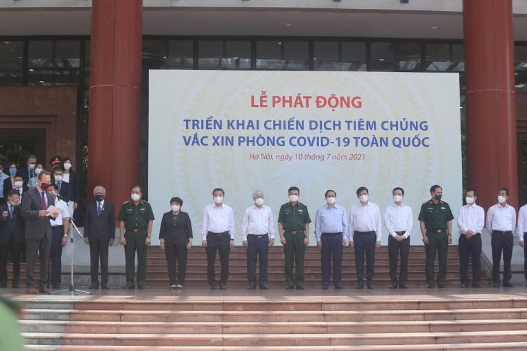 Thủ tướng Chính phủ Phạm Minh Chính, Chủ tịch UBTƯ MTTQ Việt Nam Đỗ Văn Chiến, Bộ trưởng Bộ Y tế Nguyễn Thanh Long cùng lãnh đạo các bộ, ban, ngành dự buổi lễ tiếp nhận 2 triệu liều vaccine phòng Covid-19 Moderna và xe tiêm chủng lưu động.