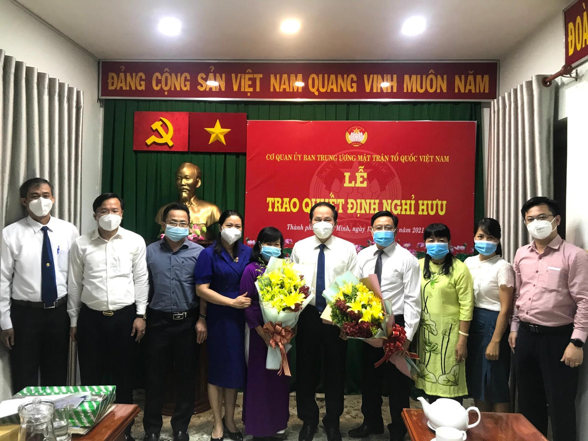 Phó Chủ tịch - Tổng Thư ký Lê Tiến Châu và tập thể Ban Công tác phía Nam chúc mừng ông Nguyễn Anh Xuân, bà Hoàng Thị Phương trước lúc nghỉ hưu theo chế độ.