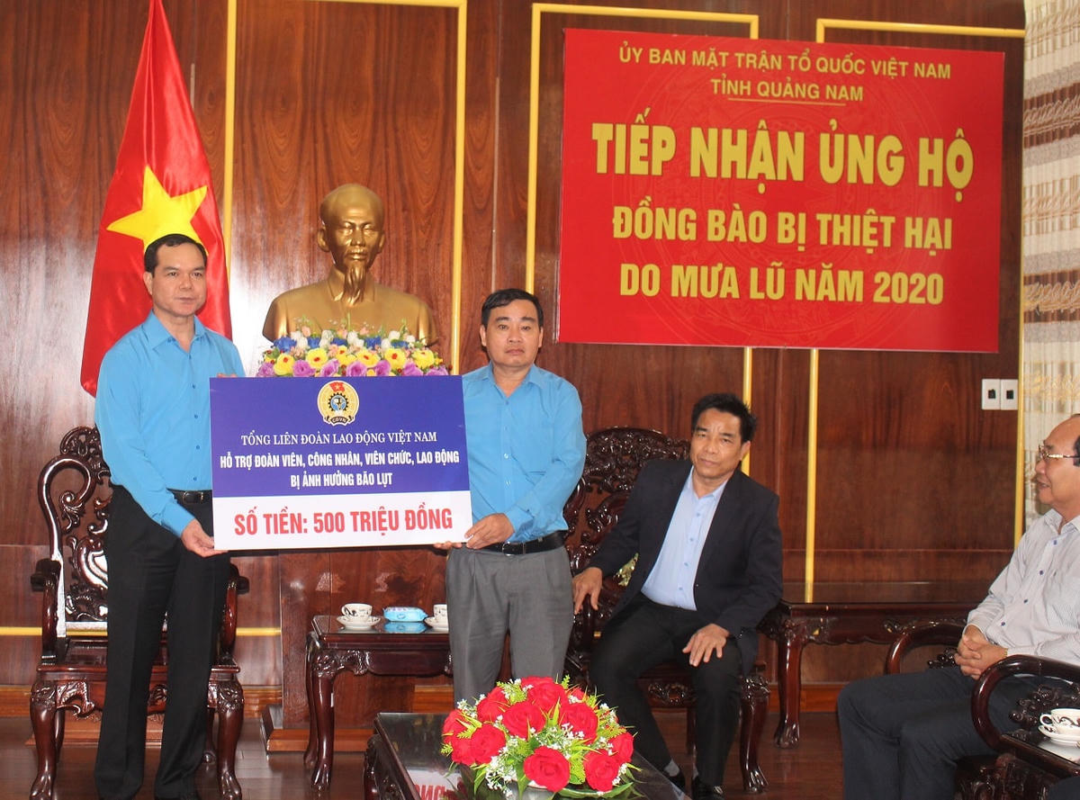 Tổng LĐLĐ Việt Nam ủng hộ 500 triệu đồng cho cán bộ, nhân viên thiệt hại bão lũ.