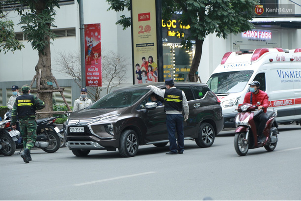 Lực lượng bảo vệ toà nhà hướng dẫn phương tiên chuyển hướng, không đi vào khu vưc cách ly. 