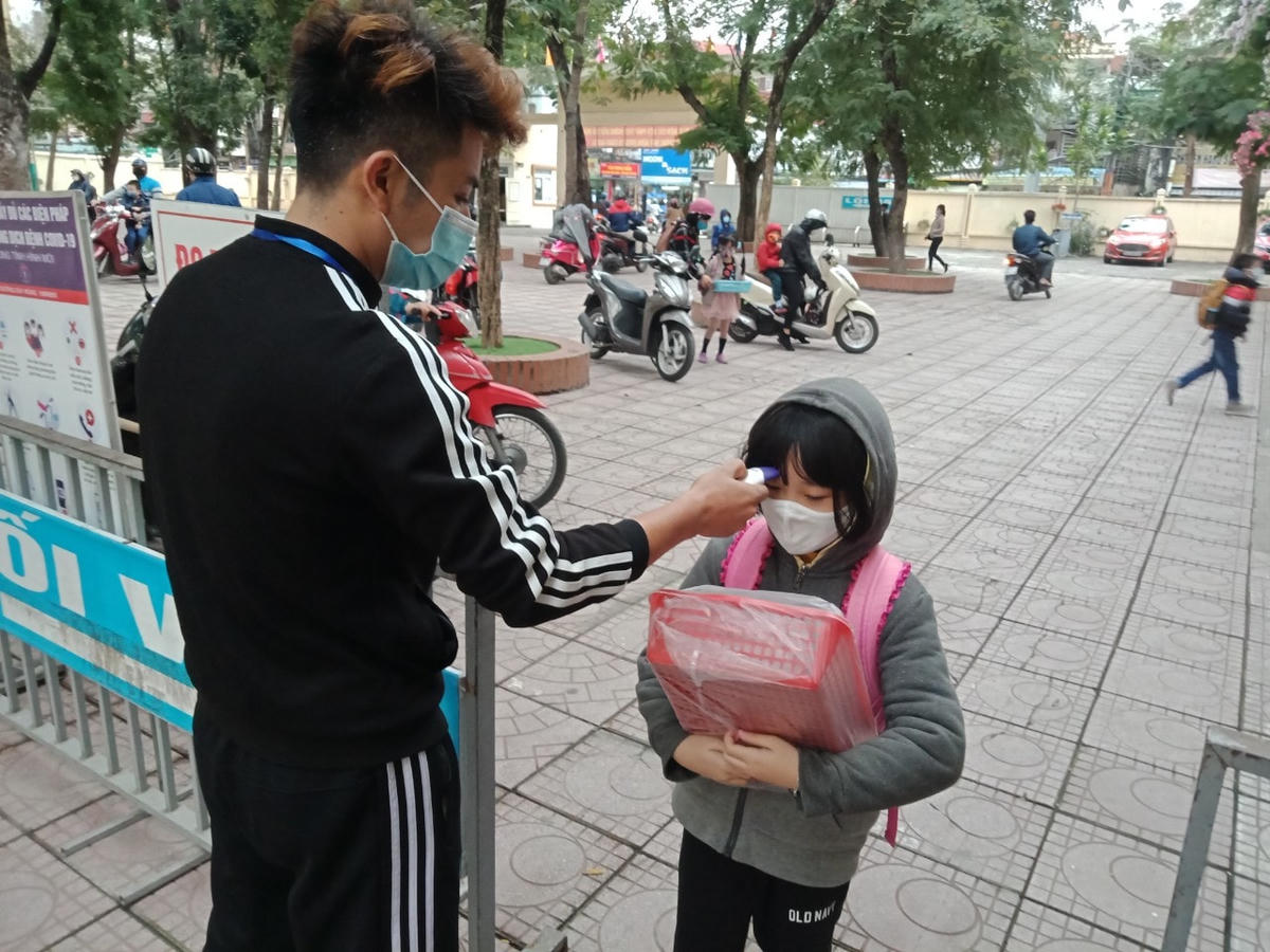 Đồ dùng, dụng cụ học tập được các con mang trở lại trường.