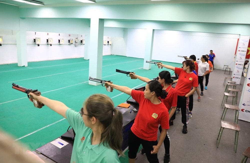 Các vận động viên tranh tài ở nội dung 10m súng ngắn hơi nữ. (Ảnh: Thành Đạt/TTXVN).