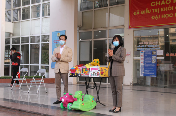 Đại diện Bệnh viện Bạch Mai trao quà Tết cho các bệnh nhi trong Bệnh viện dã chiến 2. Nguồn: Trung Sơn.