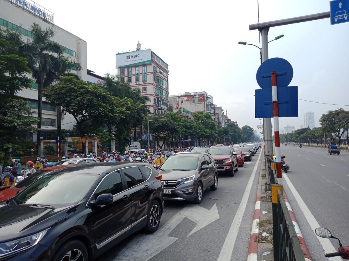 Tại khu vực ngã ba Giải Phóng - Kim Đồng (quận Hoàng Mai) lượng người cùng các phương tiện ô tô, xe máy  đông đúc như ngày chưa giãn cách.