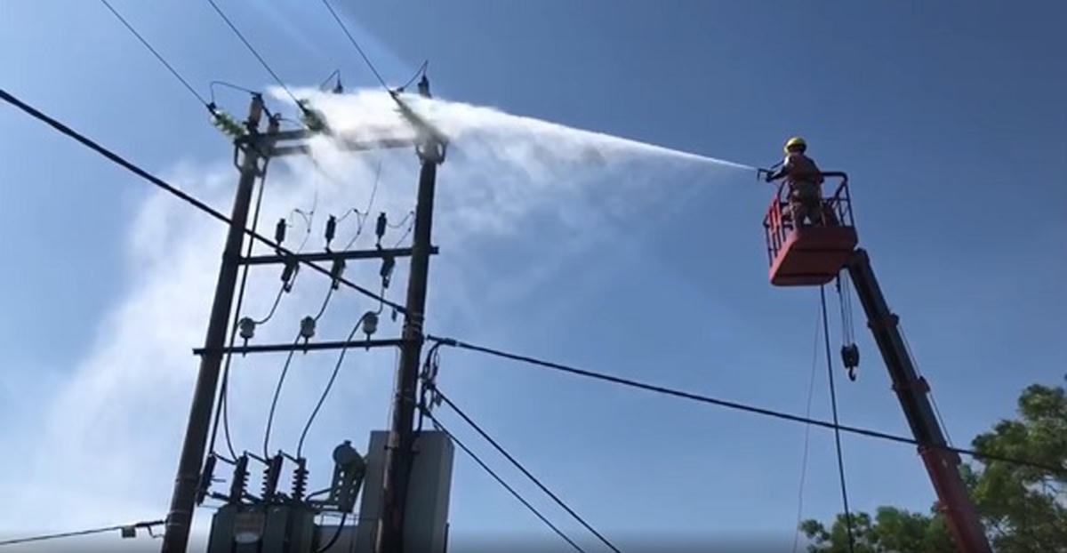 Điện lực Hưng Yên vệ sinh cách điện trên đường dây đang mang điện bằng nước áp lực cao - một trong những công tác quan trọng giúp giảm tổn thất điện năng
