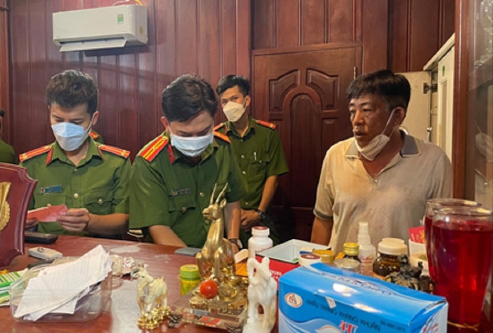 Lực lượng Công an đang khám xét một nơi ở tại Tổ 40, ấp Phước Thọ, xã Đa Phước, huyện An Phú, tỉnh An Giang của bị can Nguyễn Văn Võ. 