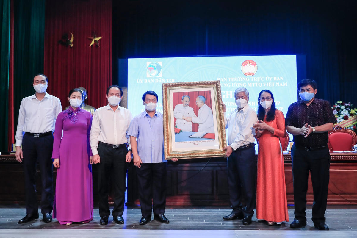 Chủ tịch UBTƯ MTTQ Việt Nam Đỗ Văn Chiến tặng quà lưu niệm cho UBDT.