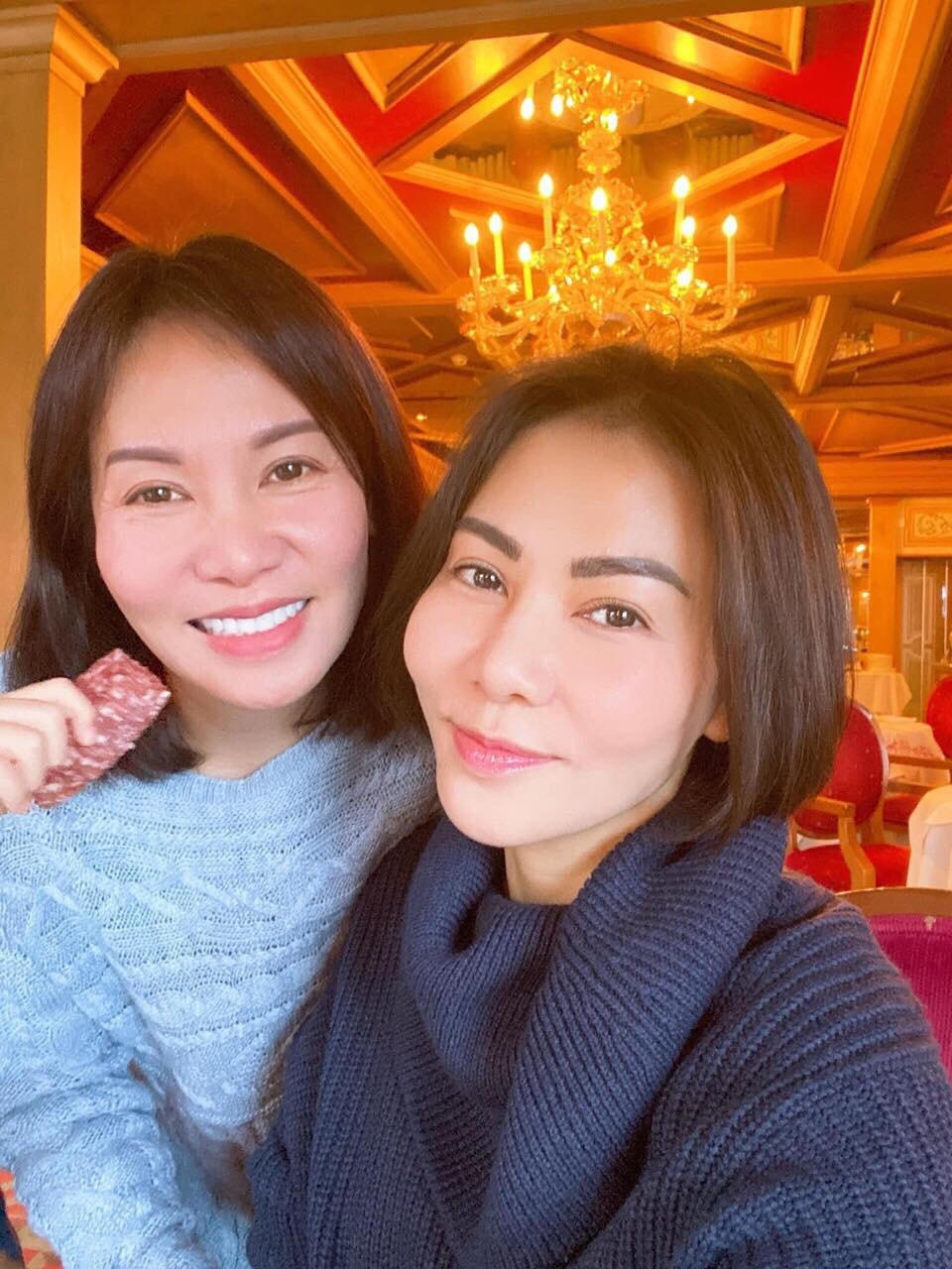 Ca sĩ Thu Minh (bên phải) làm người hâm mộ được một phen trầm trồ vì bức ảnh chụp với em gái. Nhiều ý kiến nhận xét, dù không phải chị em sinh đôi nhưng hai chị em giống nhau như hai giọt nước.