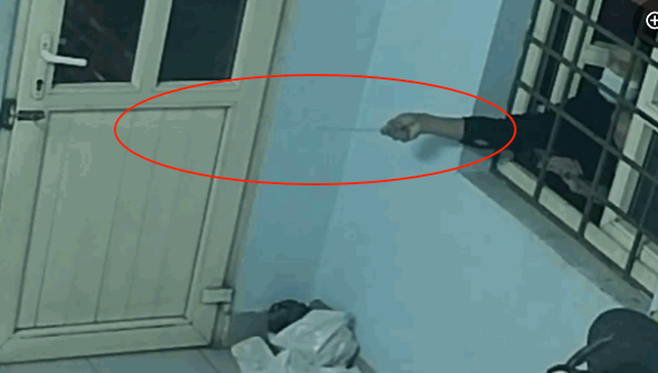Tên trộm dùng móc sắt để mở cửa. (Ảnh cắt từ clip).