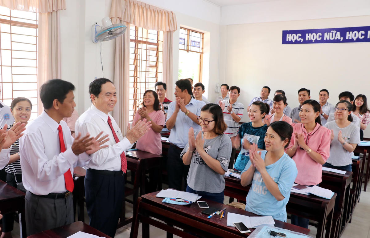 Ông Trần Thanh Mẫn cùng lãnh đạo tỉnh thăm lớp học Khmer.