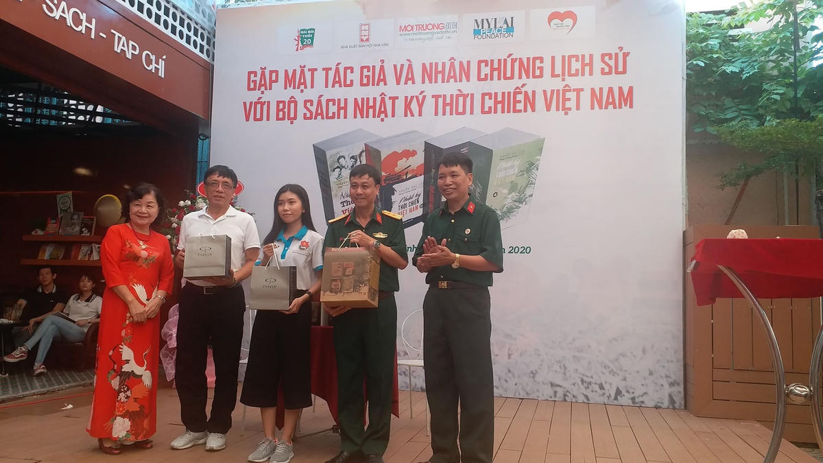 Nhà báo, nhà văn Đặng Vương Hưng tặng sách cho đại diện Thành đoàn TP. HCM; Thư viện ĐHKHXHNV - ĐHQG HCM và Tổng công ty Thái Sơn, Bộ Quốc phòng
