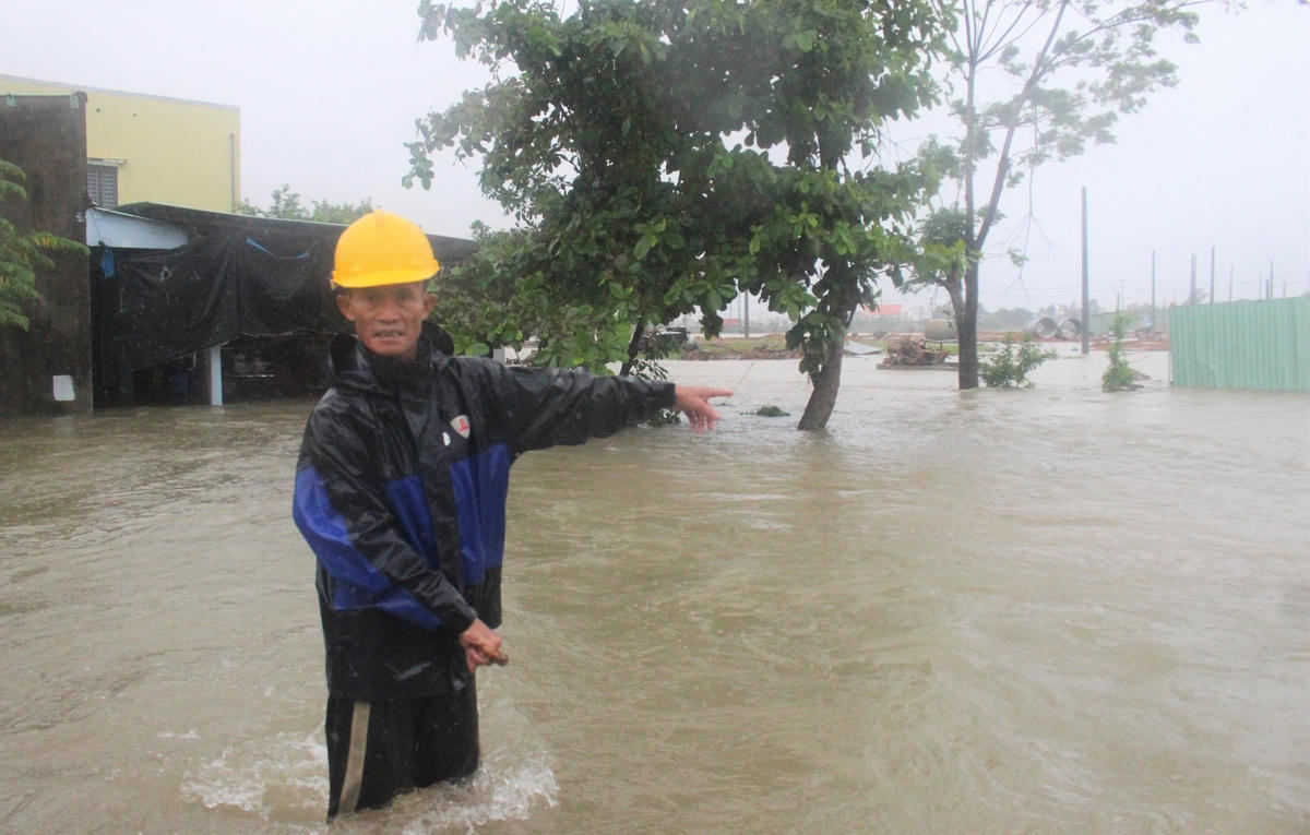 Ông Nguyễn Nhiên chỉ dòng nước lũ chảy thẳng vào nhà.