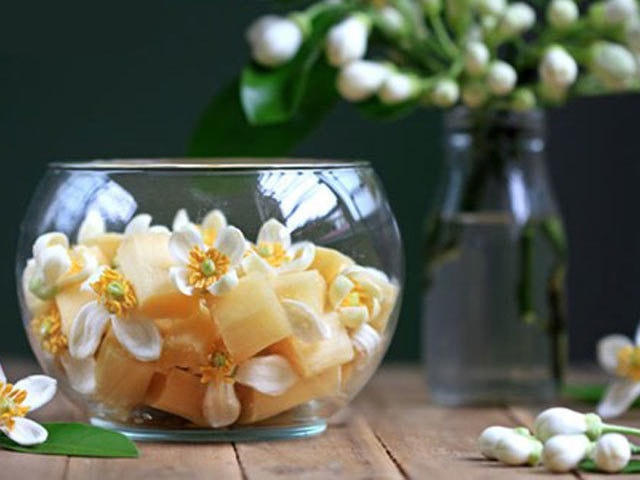 Mía ướp hoa bưởi cũng là món quà vặt thi vị trong mùa này.