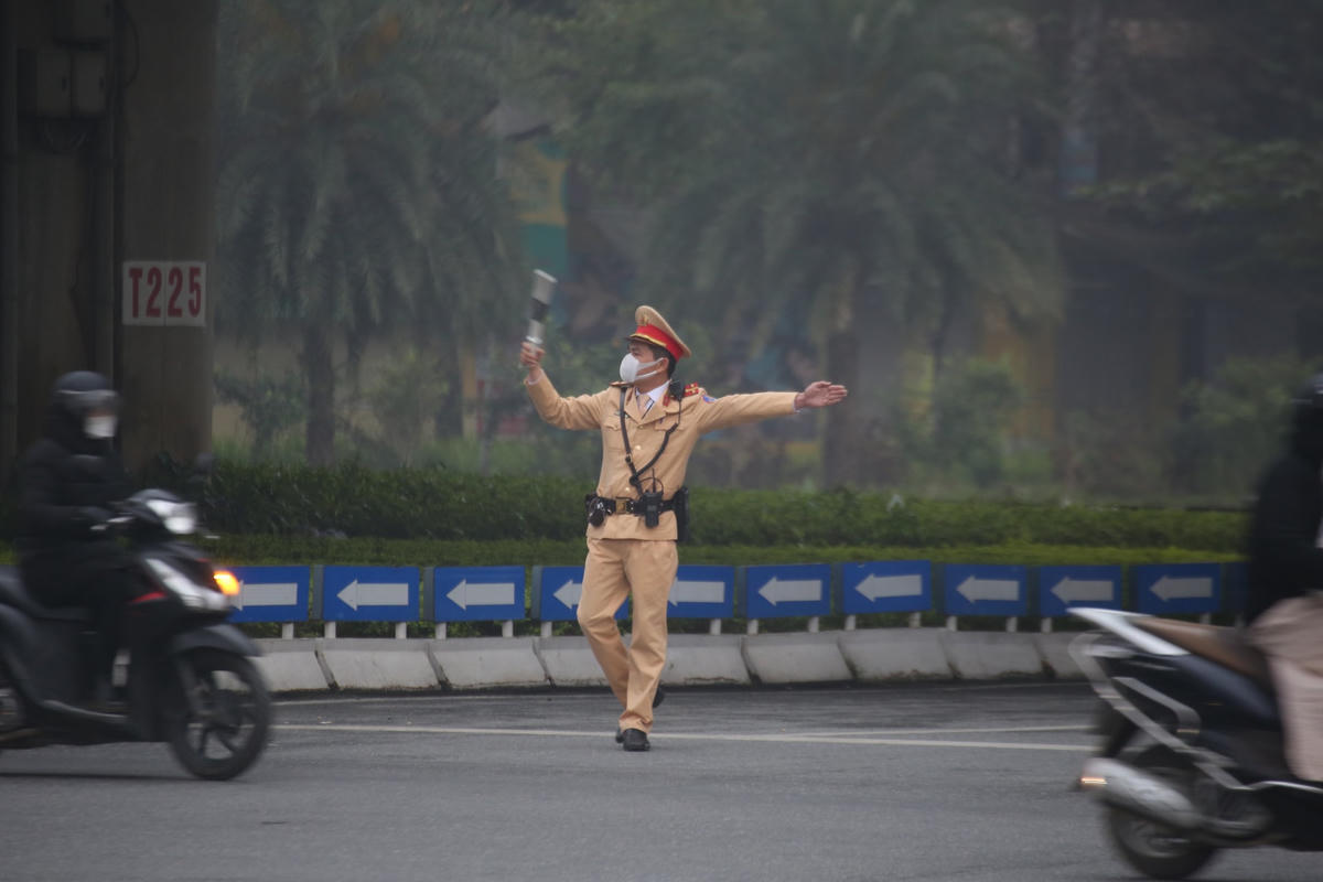 Lực lượng Cảnh sát Giao thông căng mình phân luồng cho các phương tiện tham gia giao thông thuận lợi hơn.