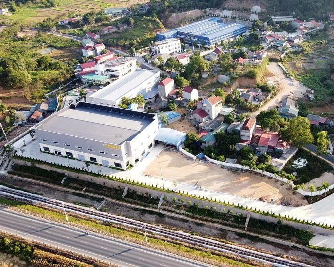 Toàn cảnh hai khu nhà máy không phép và sai phép của Công ty DK Việt Nhật tại xã Hoàng Đồng, TP Lạng Sơn.