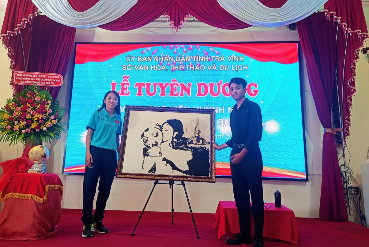 Em Nguyễn Bình Thuận, sinh viên Trường ĐH Trà Vinh vẽ trực tiếp một bức tranh nghệ thuật tặng Huỳnh Như, với hình ảnh Huỳnh Như đang hôn quả bóng.