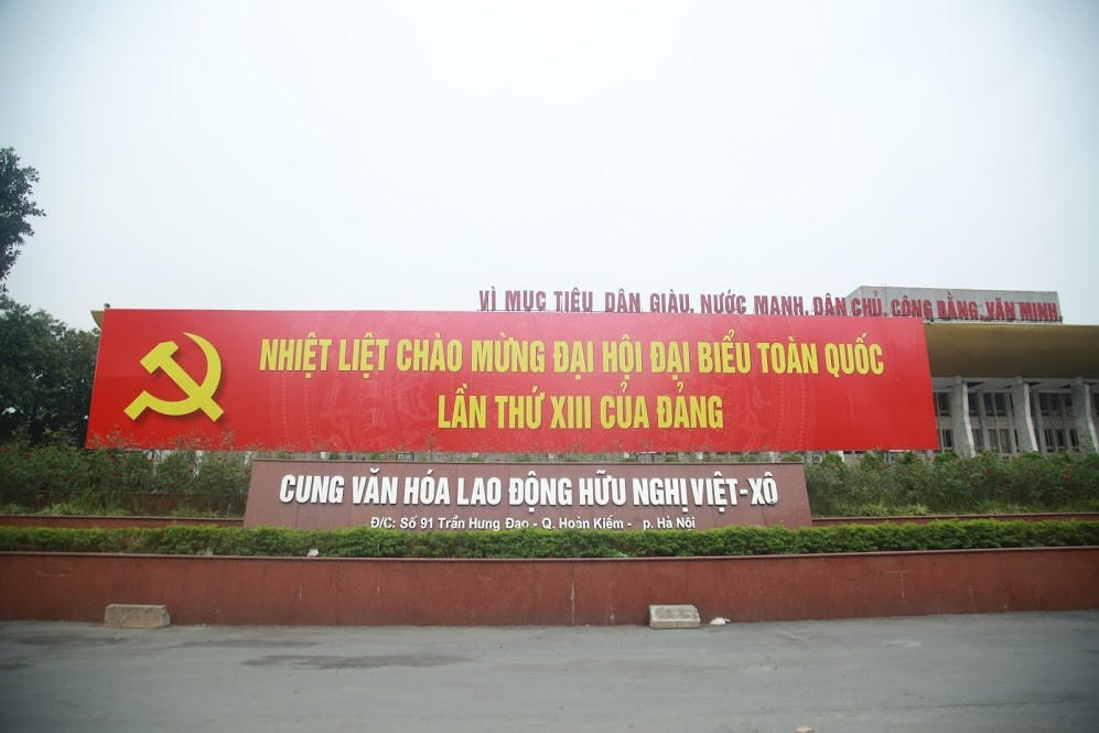 Tấm áp phích chào mừng Đại hội đại biểu toàn quốc lần thứ XIII của Đảng tại Cung Văn hóa lao động hữu nghị Việt - Xô.Cờ đỏ tung bay khắp các con phố, ngõ ngách thủ đô Hà Nội chào mừng Đại hội Đảng.