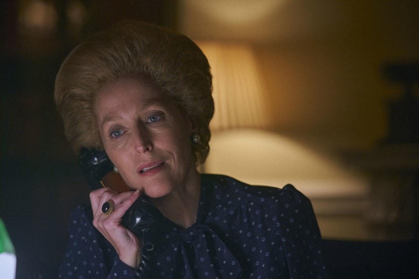 Gillian Anderson trong vai Margaret Thatcher trong "The Crown".