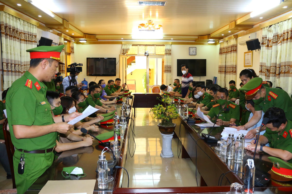 Cơ quan Công an tống đạt quyết định khởi tố, bắt giam 5 cán bộ CDC Nam Định vào chiều nay, 25/4. 