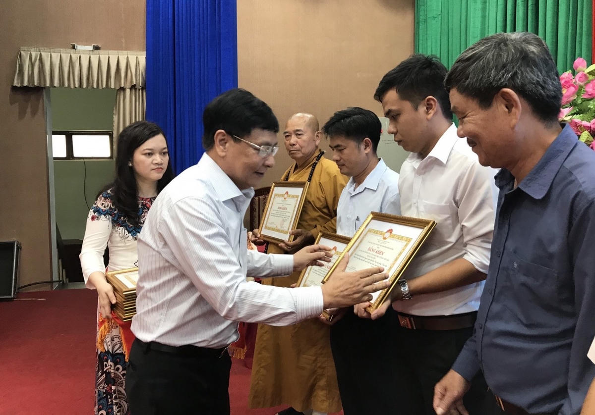 Ông Nguyễn Anh Xuân trao tặng Bằng khen cho các tập thể có thành tích xuất sắc (ảnh Hồng Thuận).