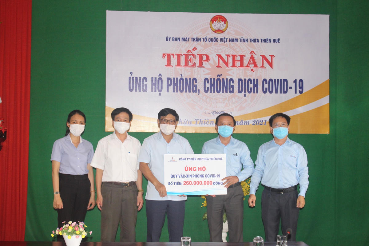 Ông Nguyễn Nam Tiến (thứ 3 từ trái sang), Chủ tịch Uỷ ban MTTQ Việt Nam tỉnh tiếp nhận ủng hộ Quỹ Vaccine phòng Covid-19 từ đại diện lãnh đạo Điện lực Thừa Thiên – Huế.
