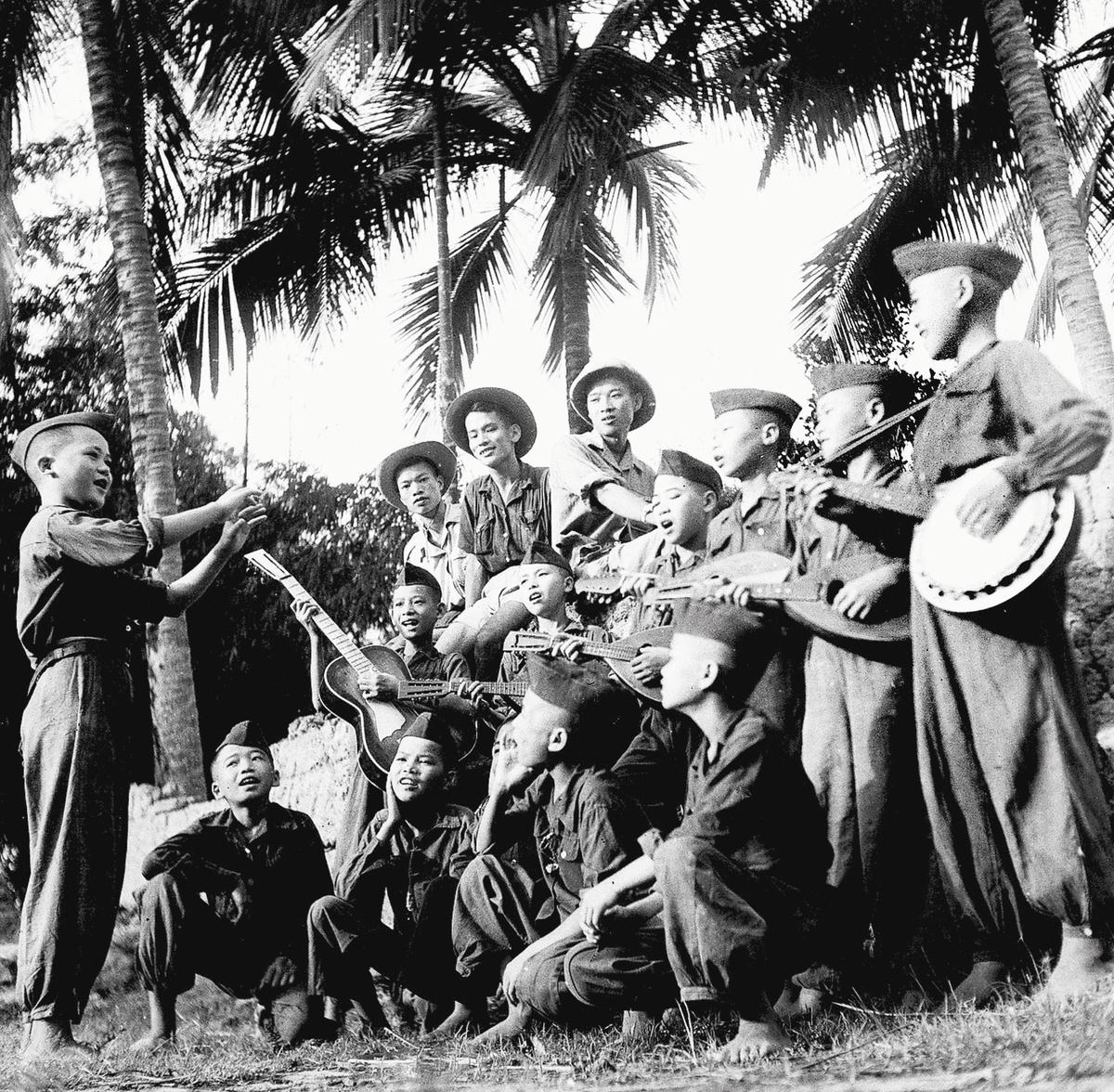 Dàn nhạc Thiếu sinh quân.