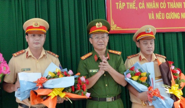 Đại tá Nguyễn Văn Tiến, Trưởng Công an quận 5, trao thưởng cho hai CSGT có nghĩa cử cao đẹp.