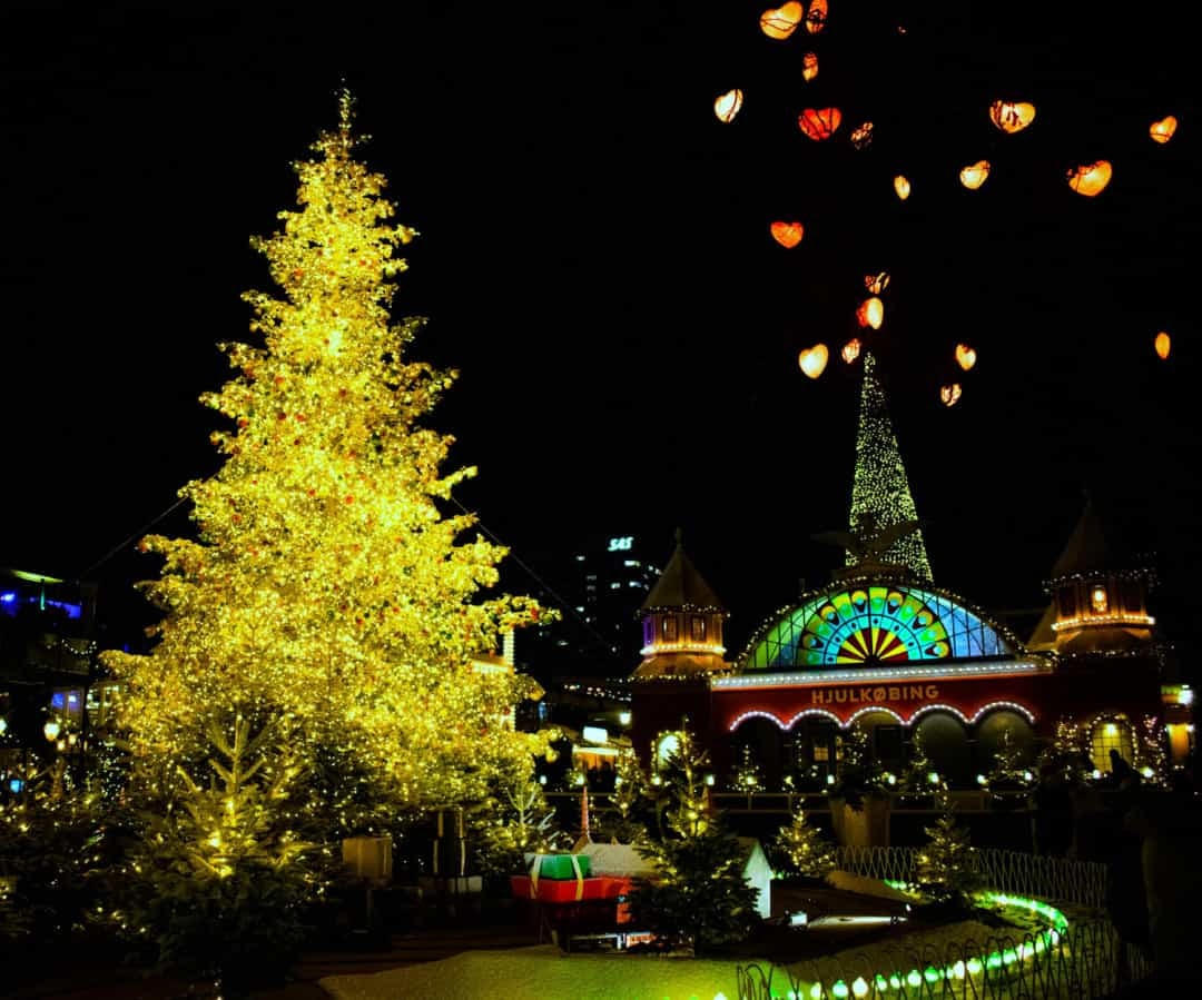 Đan Mạch - Giáng sinh sẽ không phải là Giáng sinh nếu không có một cây thông Noel chào mừng du khách đến thăm công viên giải trí Tivoli Gardens ở Copenhagen. © Shutterstock