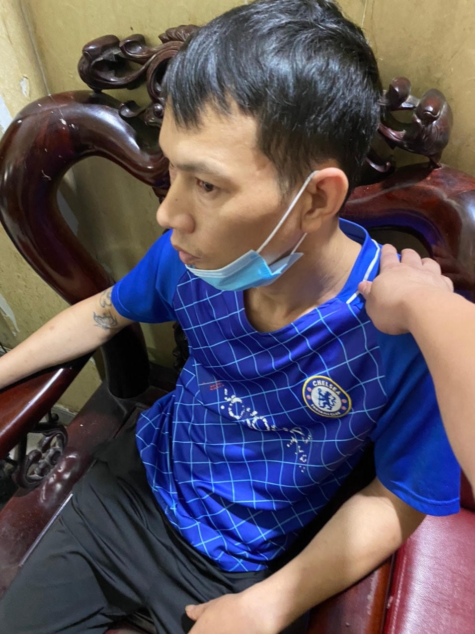 Sinh Tơ, em ruột Thủy Tơ khi bị cảnh sát bắt giữ tại nhà.