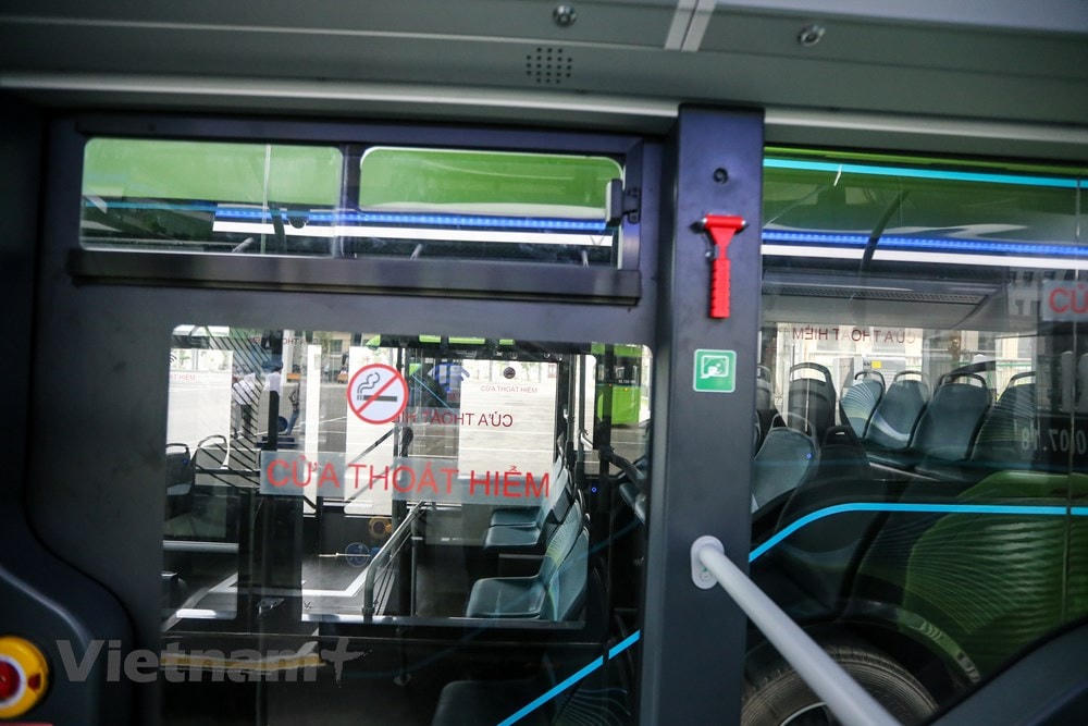 Xe được trang bị đầy đủ các thiết bị thoát hiểm, phòng cháy chữa cháy để đảm bảo an toàn cho hành khách. (Ảnh: Minh Sơn/Vietnam+).