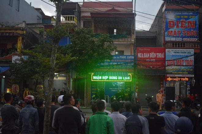 Người dân chứng kiến công an khám xét.