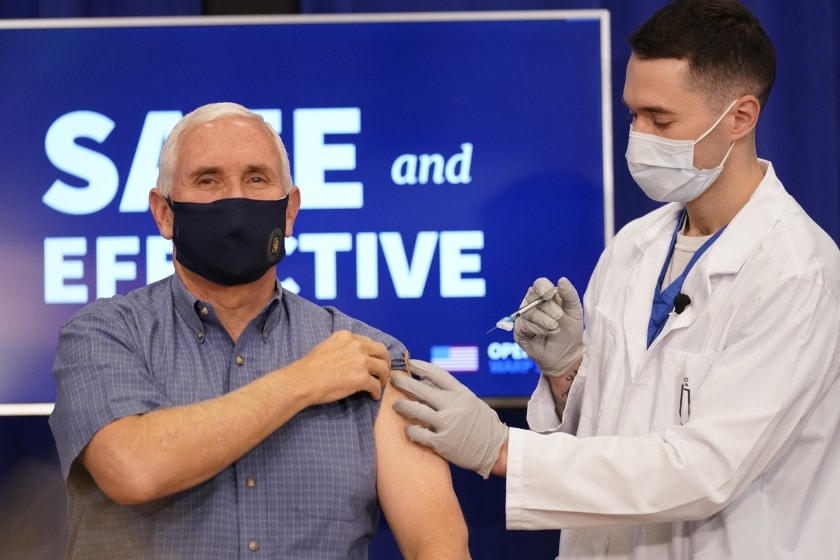 Phó Tổng thống đương nhiệm Mỹ Mike Pence tiêm ngừa vaccine. Ảnh: AP.