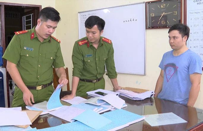 Các tài liệu liên quan được công an thu giữ tại nhà Vũ Duy Hùng (phải)
