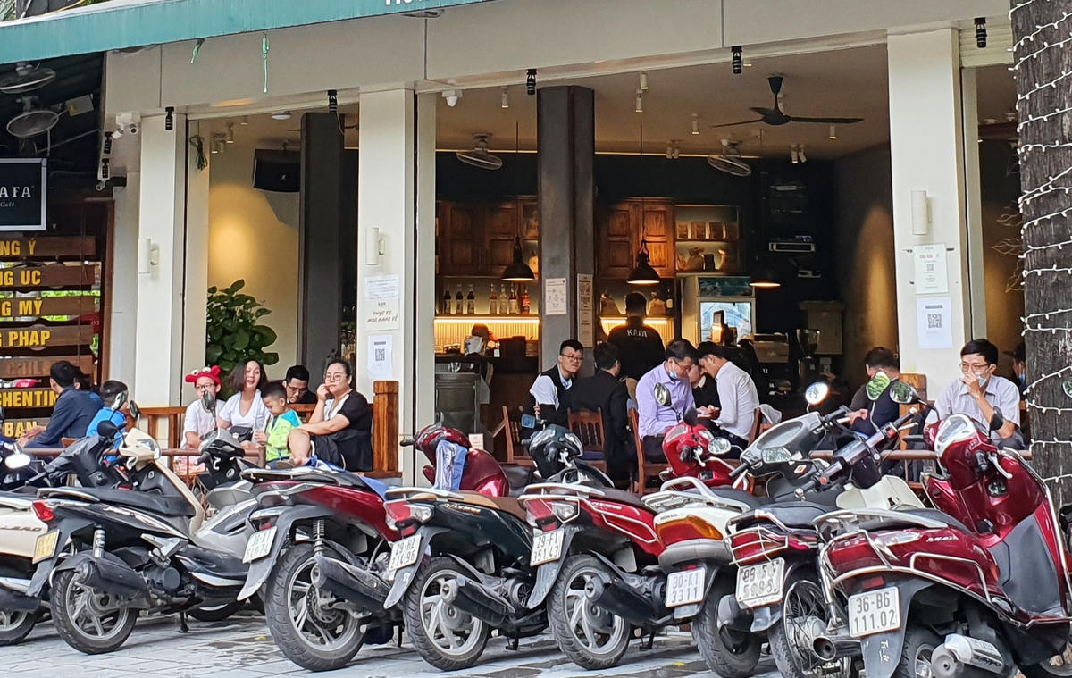 Quán cà phê trên đường Nguyễn Khánh Toàn (quận Cầu Giấy, Hà Nội).